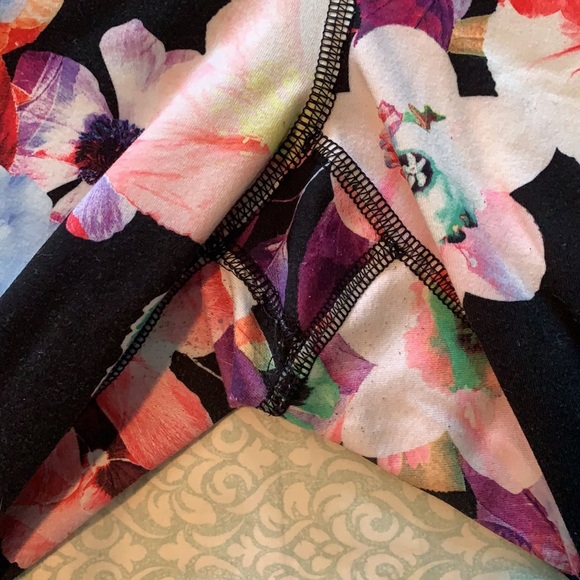 EUC 7/8 length floral Old Navy Active leggings - Picture 3 of 4